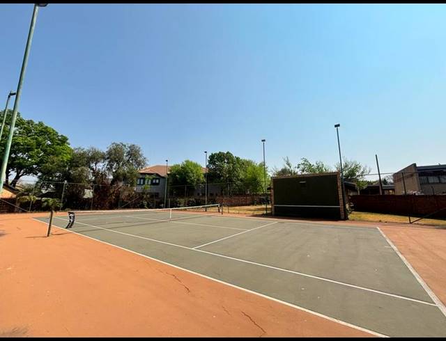 6 BEDROOM HOUSE FOR SALE IN DIE HOEWES